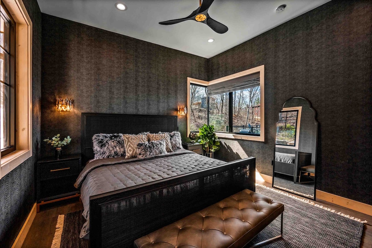 King Bedroom #2 არის A Dark, Moody Suite ნიანგის შპალერით და „Luxview“ ფანჯარა, რომელსაც აქვს უნიკალური კუთხის გადასაფარებელი