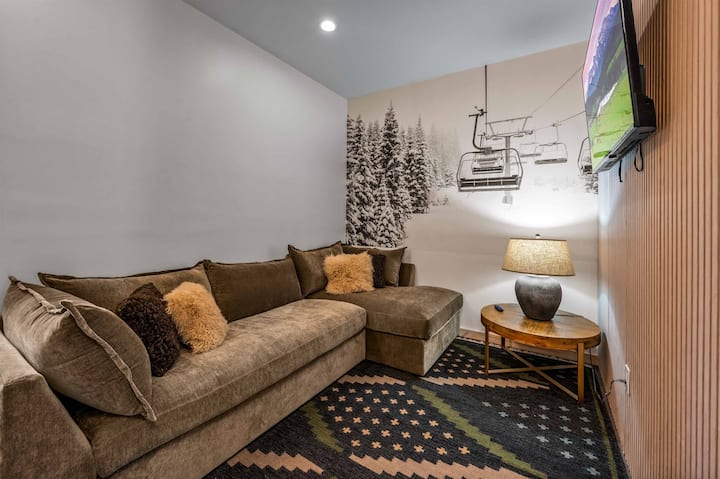 Dhoma e gjumit #5 gjithashtu dyfishohet si hapësirë për t 'u ulur për të rriturit, adoleshentët ose fëmijët që të kenë privatësi kur duan të kenë kohën e tyre