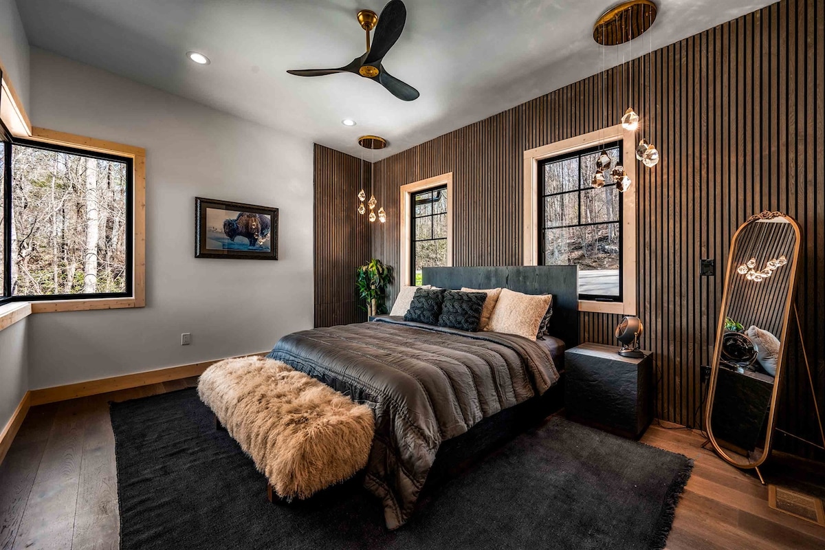 Master King Bedroom 1-ს აქვს 2 არაჩვეულებრივი კამეჩის ხელოვნების ნიმუში, რომლებიც მთის აზროვნებაში ჩაგაყენებთ