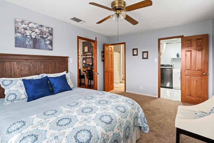 Dobro došli na primarno mjesto na katu! Ovdje ćete pronaći kupaonicu s WC-om i praonicu rublja