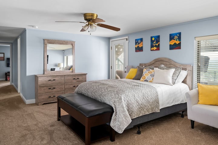 Primarne prostorije u prizemlju imaju kupaonicu s WC-om i vode do sobe na kat 