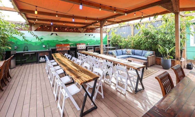 Near Downtown Event Space + 17 Bed Rental. Host 28