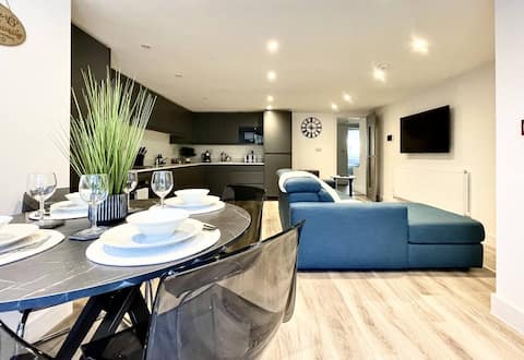 Redland Apartment - Two Bedroom with Private Patio