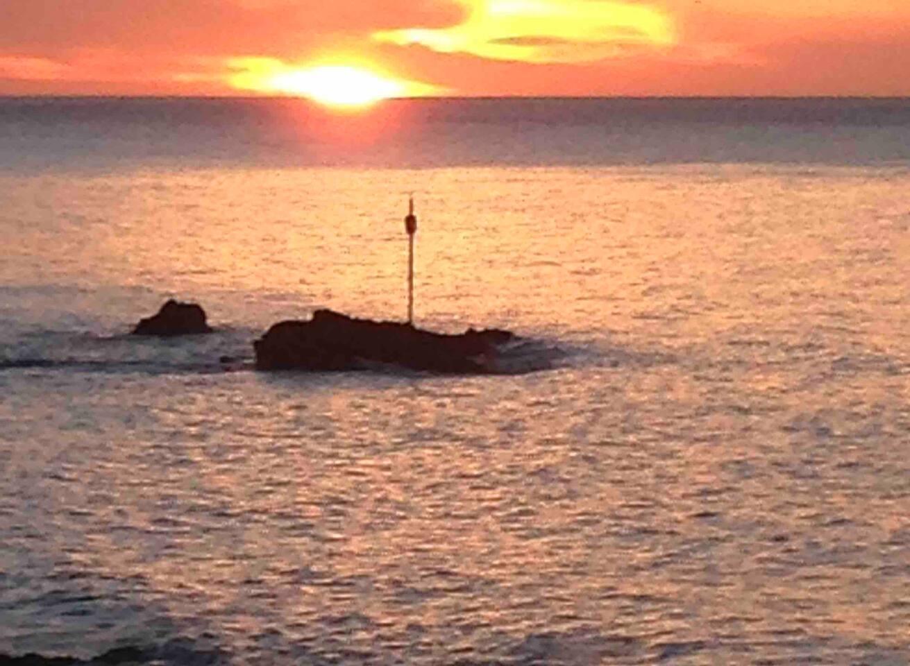 1-Bed Coastal Retreat - Sleeps 2, Parking & Wifi