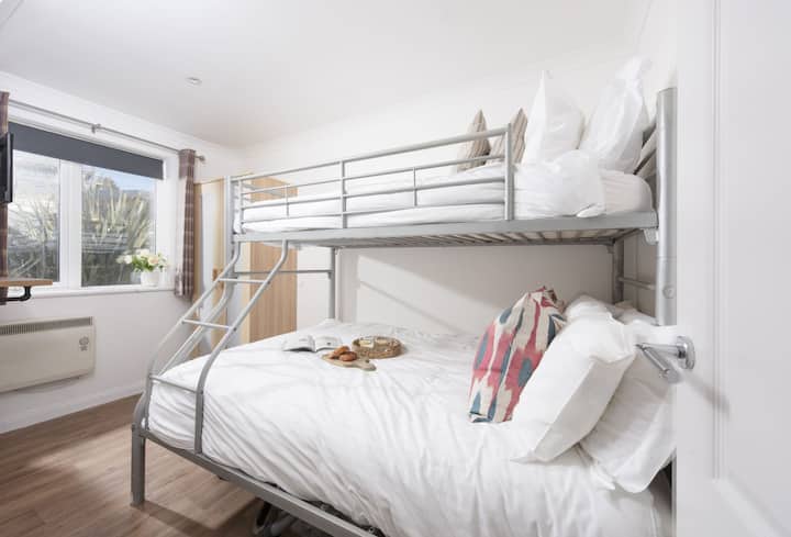 Bluebirds, Polzeath: во две спални соби се наоѓаат удобни кревети на спрат