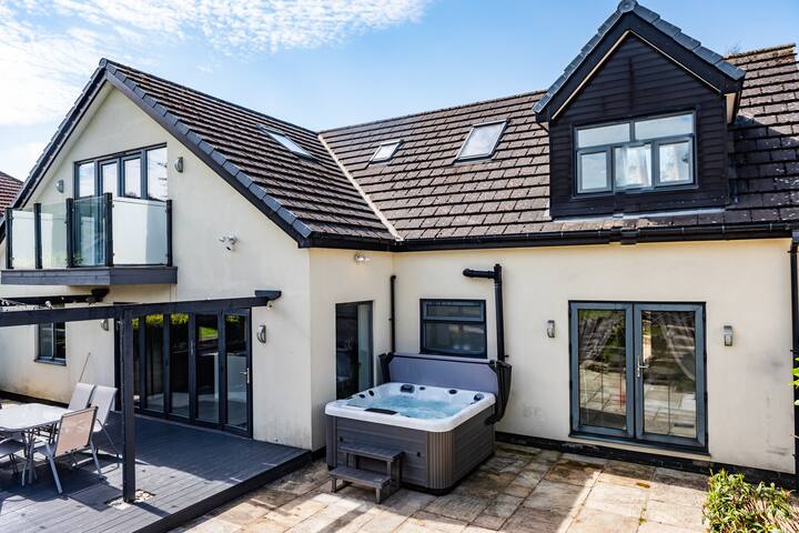 Pennine Peak Retreat – Hot Tub Hideaway gallery image 3