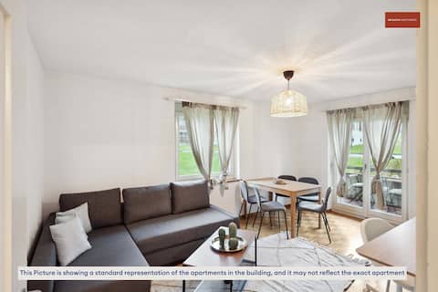 Top performing Airbnb: Functional 3BR Stay with Balcony in Seebach