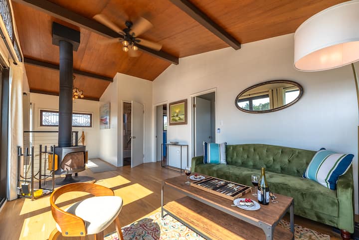 תנו לילדים לצפות בטלוויזיה למטה, בזמן שהמבוגרים נחים למעלה עם קינוח.