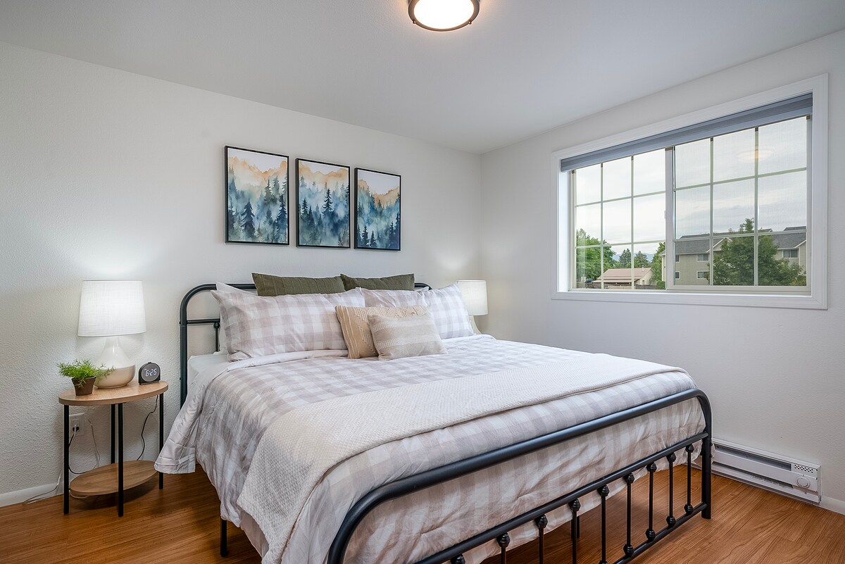 غرفة نوم بسرير كبير 