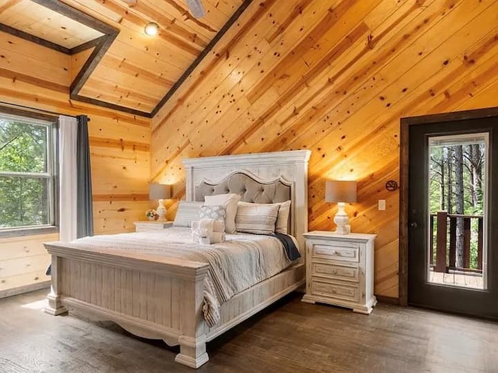 Ძირითად საძინებელში არის არა მხოლოდ დიდი საწოლი, არამედ დიდი არაჩვეულებრივი აბაზანა დიდი საშხაპით.  Დააგემოვნეთ ყავა დილით კერძო ზედა ტერასაზე, უბრალოდ გაუფრთხილდით ბუებს!