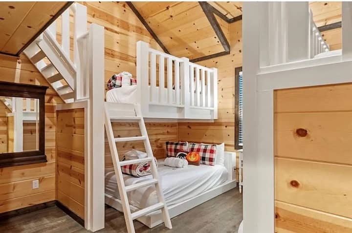 Ორსართულიანი ოთახის ხედი კარიდან