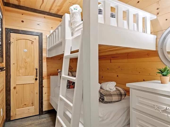 მე-2 დამალული ორსართულიანი ოთახი ხანდაზმული ბავშვებისთვის, რომლებსაც სურთ, უბრალოდ, მშვიდად და მშვიდად იყვნენ! Ის პირდაპირ სათამაშო ოთახის მიღმა მდებარეობს!