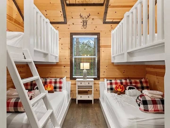 Ორსართულიანი ოთახი დამალული ლოფტით! Ყველა საწოლი ორადგილიანია