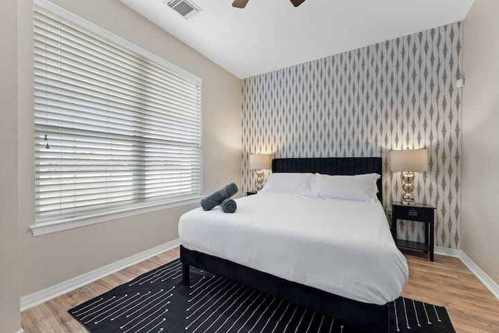 Оваа прекрасно дизајнирана спална соба има луксузен брачен кревет (широк 150-179 см), меко осветлување и модерен декор за удобен, но софистициран амбиент