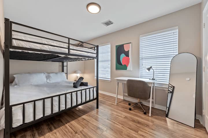 Дизајнирана за удобност и практичност, оваа модерна спална соба се одликува со редок брачен кревет на спрат, удобен работен простор и шик декор