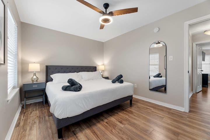 Опуштете се во оваа прекрасно дизајнирана спална соба со луксузен брачен кревет (широк 150-179 см), меко осветлување и елегантен декор