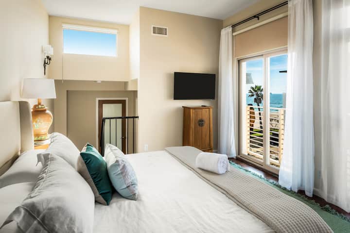 Plongez dans un lit king size et profitez de l'ambiance calme de cette suite magnifiquement conçue.