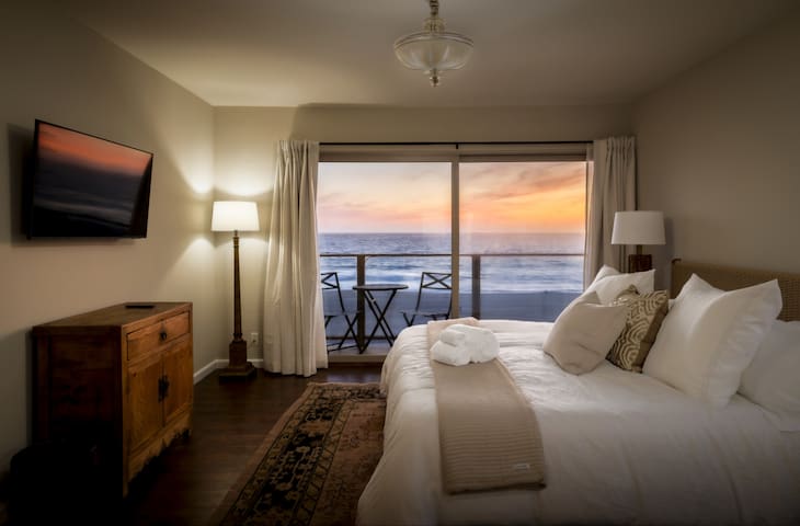 The Nautilus – Manhattan Beachfront Retreat