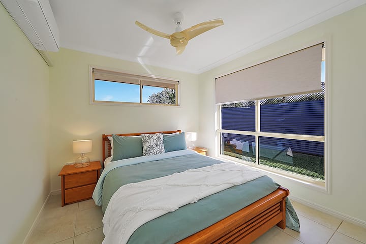 Dormitorio con cama queen