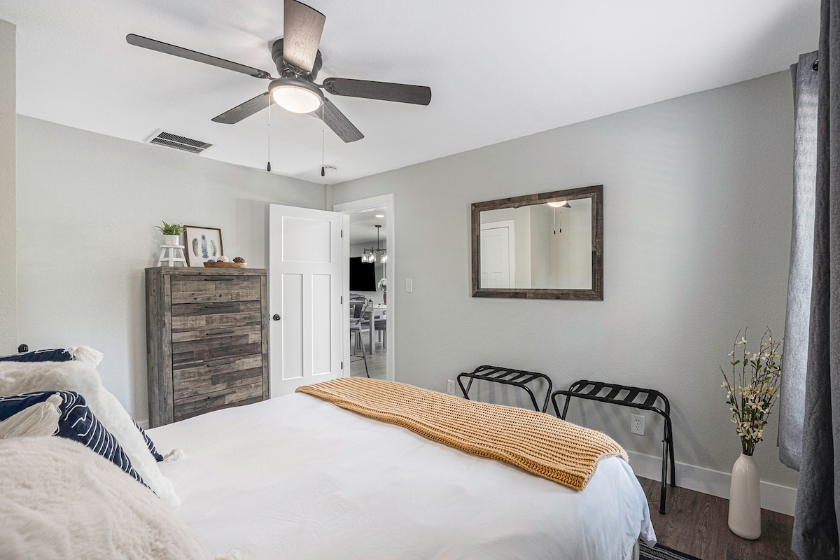 Priestranná menšia manželská posteľ a komoda