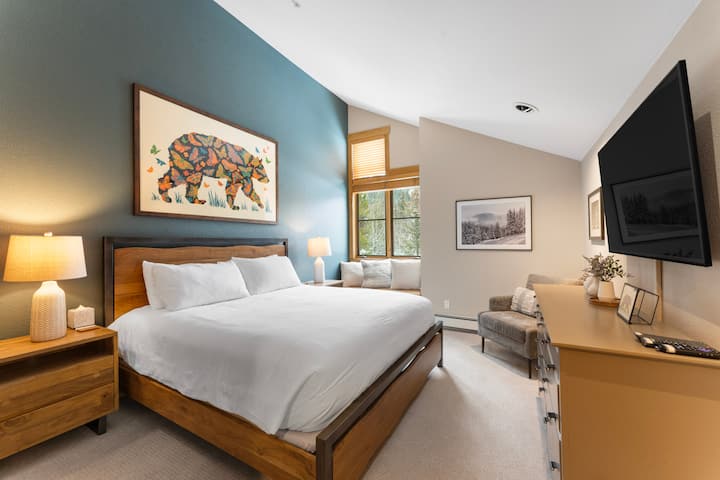 Ძირითად საძინებელში არის დიდი საწოლი, სამკითხველო კუთხე, ტელევიზორი და ფლიგელის სააბაზანო. 