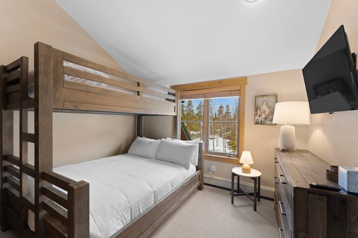 Მეორე სტუმრის საძინებელი, რომელშიც დგას ორადგილიანი ორსართულიანი საწოლი და დამონტაჟებული ტელევიზორი. 