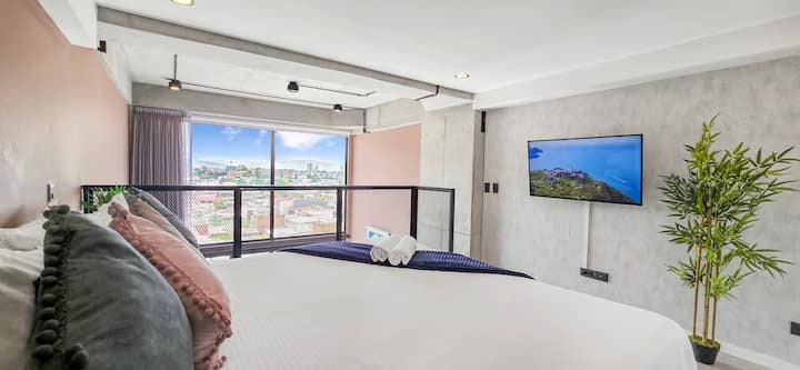 Мек диван, HD телевизор и безкрайни предавания – какво повече ви трябва за перфектната нощ? 