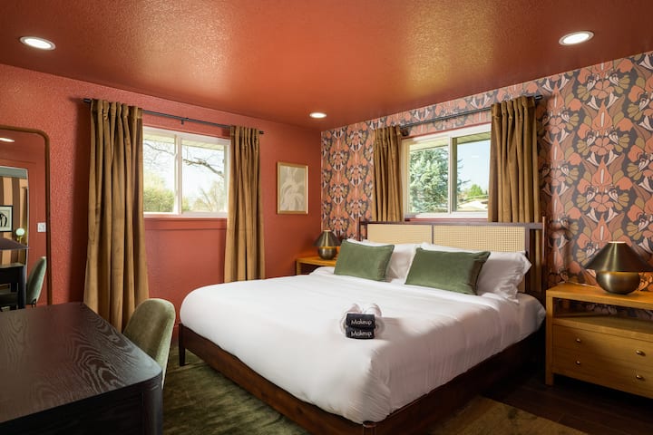 Ova spavaća soba odvažnog dizajna spaja starinski šarm s modernim udobnostima, a ima zavjese za zamračivanje i veliki bračni krevet.