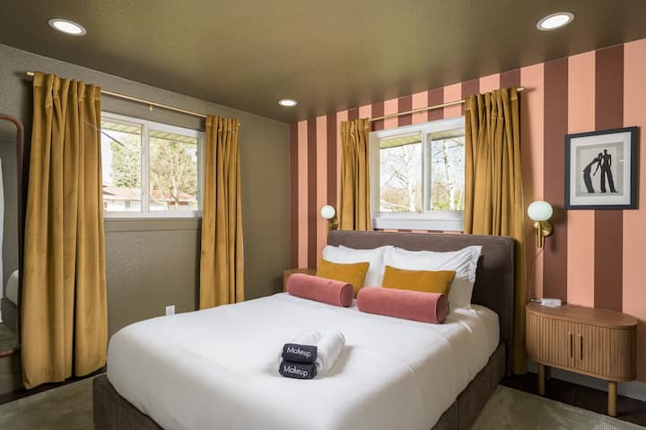 Ugodne teksture, zanimljive tapete i meka rasvjeta stvaraju atmosferu za mirne noći u ovoj šarenoj, elegantnoj spavaćoj sobi.