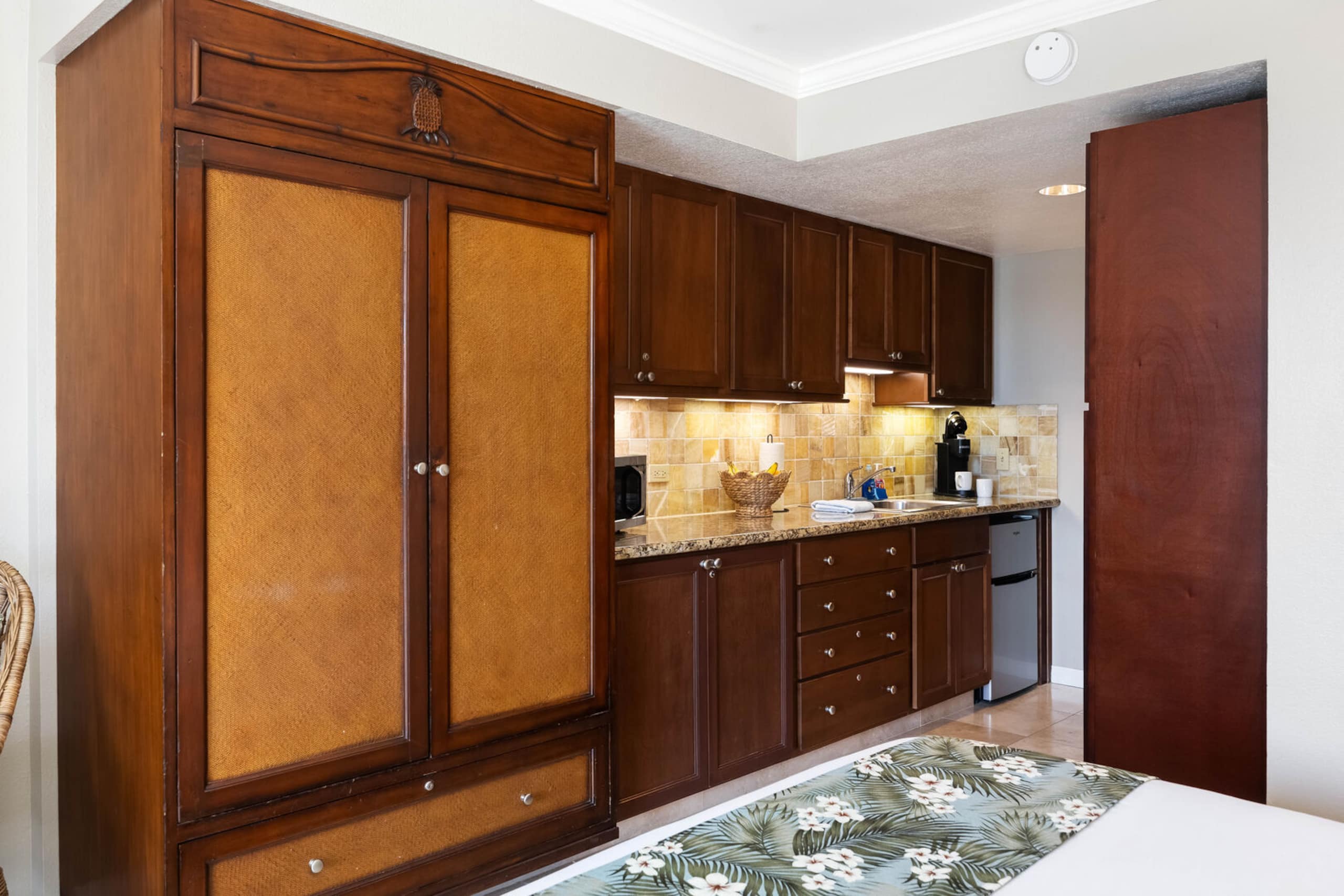 Condo in Honolulu · ★4.89 · Studio · 1 private bath - Image 12