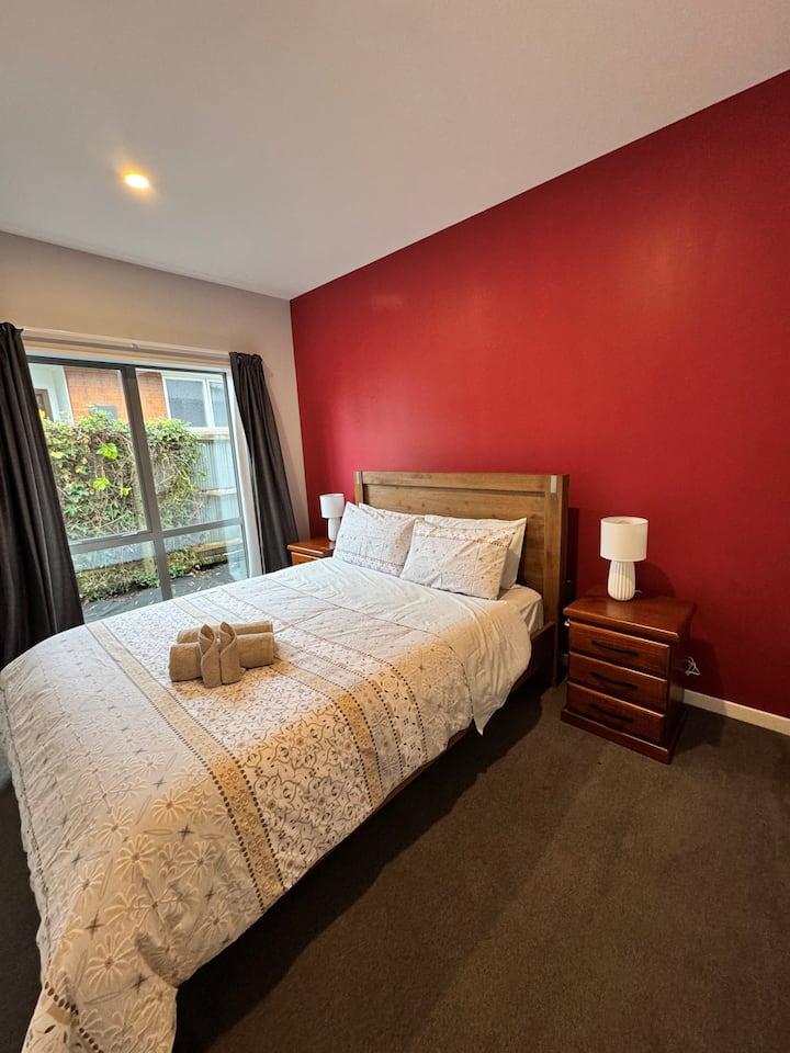 Schlafzimmer 6 mit Bettwäsche und Handtüchern (Hinweis: Bettwäsche kann sich ändern)