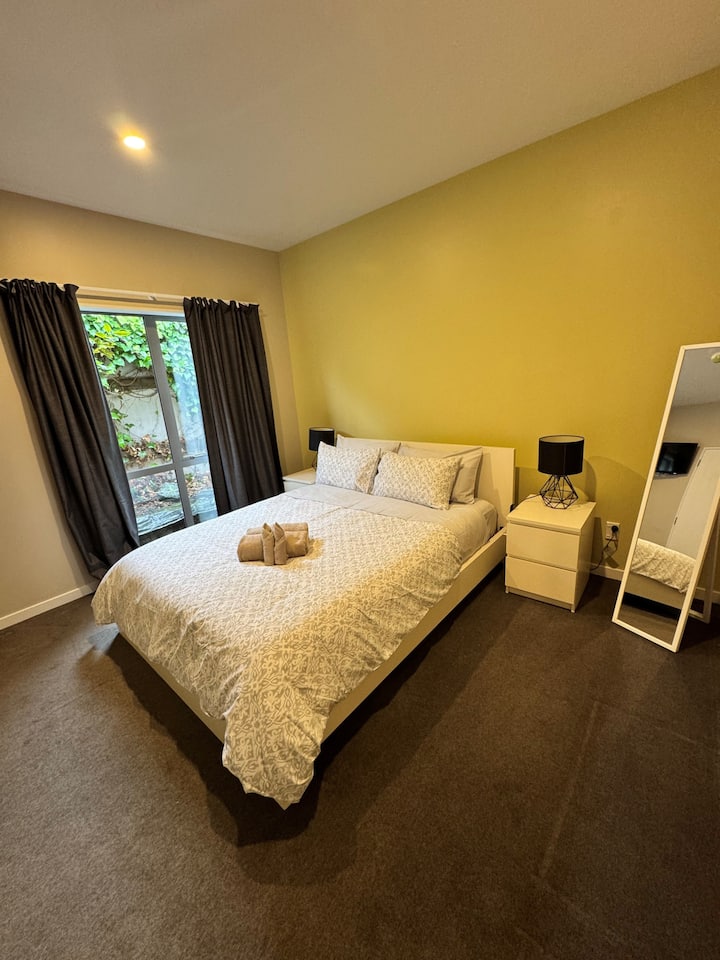 Schlafzimmer 2 mit Ganzkörperspiegel, kompletter Bettwäsche und Handtüchern (Hinweis: Bettwäsche kann sich ändern)