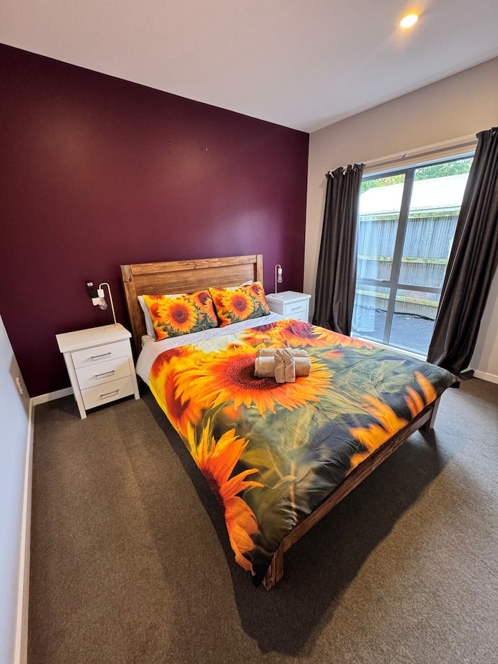 Schlafzimmer 5 mit Bettwäsche und Handtüchern (Hinweis: Bettwäsche kann sich ändern)