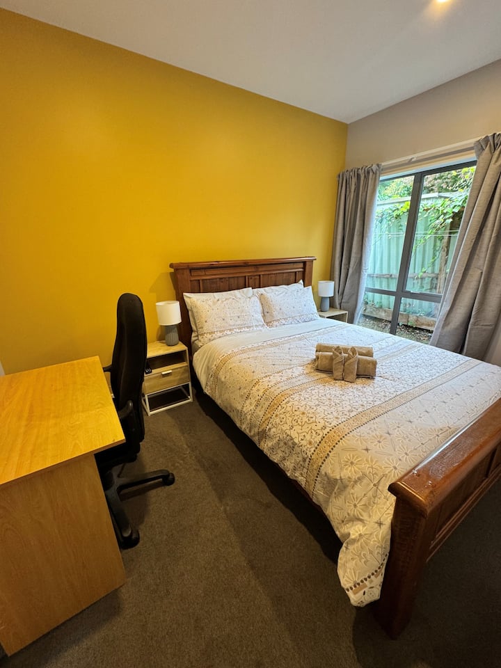 Schlafzimmer 1 mit Bettwäsche, Handtüchern und Schreibtisch (Hinweis: Bettwäsche kann sich ändern)