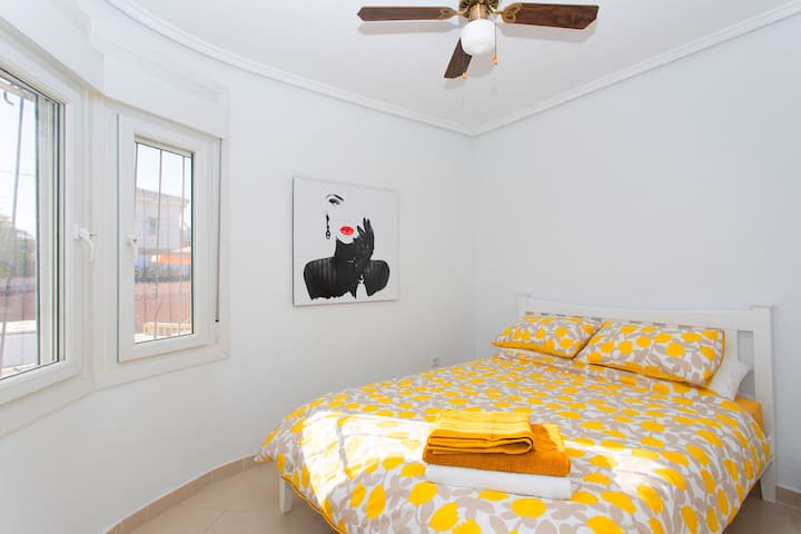 Chumba cha kulala cha Mgeni cha CH Villa Aguila 1 chenye Feni ya Dari