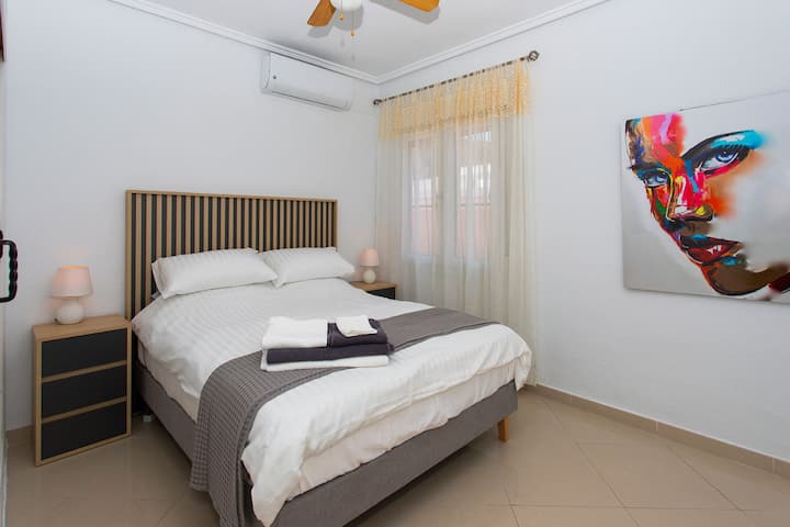 Chumba kikuu cha kulala cha CH Villa Aguila kilicho na Kiyoyozi