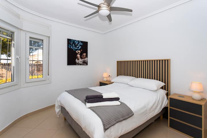 Chumba cha 2 cha kulala cha mgeni cha CH Villa Aguila kilicho na Feni ya Dari