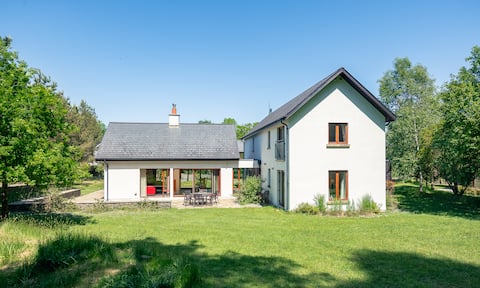 Large Kenmare home sleeping 10. Free use of pool