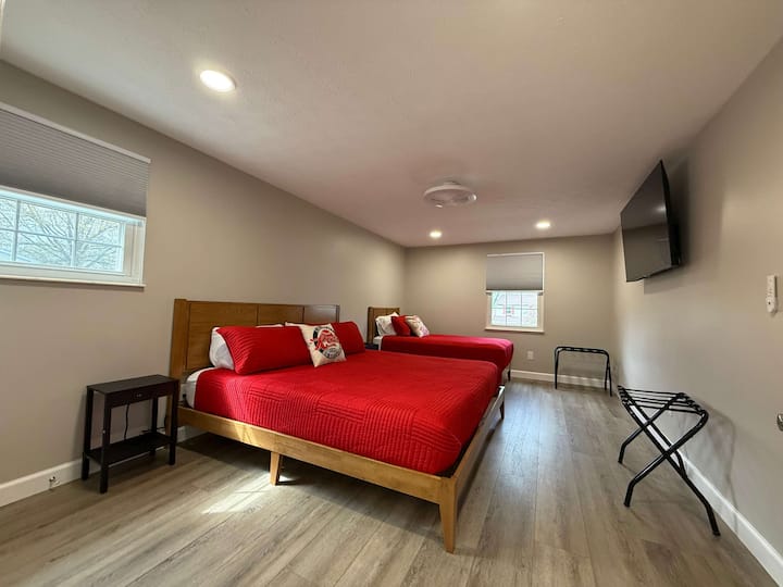 Брачен и брачен кревет (широк 180-220 см) + плакар + пералница
