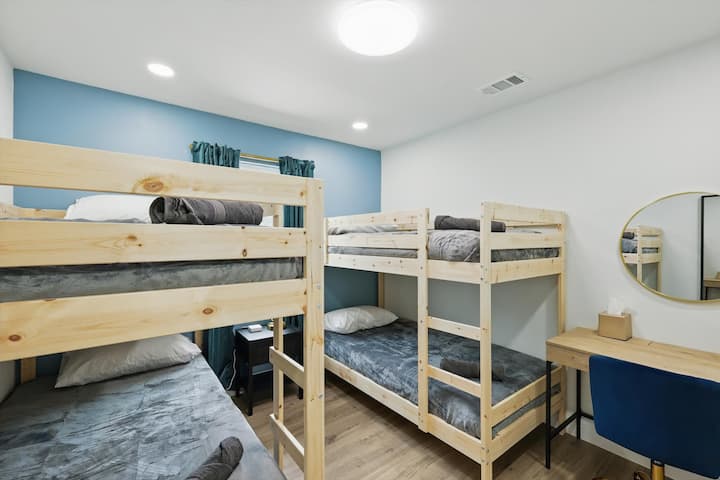 这间卧室配备了两张双层床和一个专用工作站，非常适合小孩入住。 他们甚至可以选择双层床！