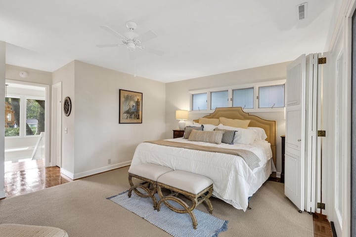 Suite principal: cama tamaño queen, baño privado con ducha a ras de suelo de lujo y balcón