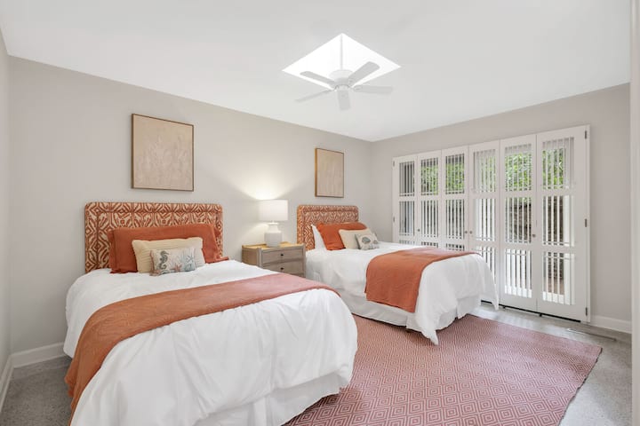 Habitación doble: dos camas individuales, acceso al baño Jack-and-Jill con ducha a ras de suelo a la que también se puede acceder desde el pasillo