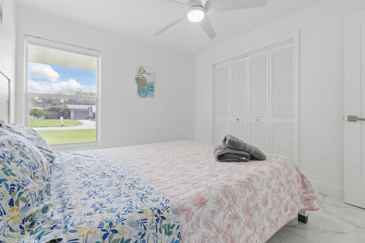 Широкиот прозорец ја исполнува собата со природна светлина, создавајќи светла и пространа атмосфера. Пространиот шкаф обезбедува доволно простор за складирање на вашите работи, што го олеснува сместувањето и чувството како дома.