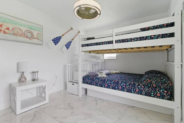 Овој разновиден двокатен кревет има долен кревет со двојна големина, обезбедувајќи доволно простор и удобност за мирен ноќен сон. Без разлика дали споделувате со семејството или пријателите.