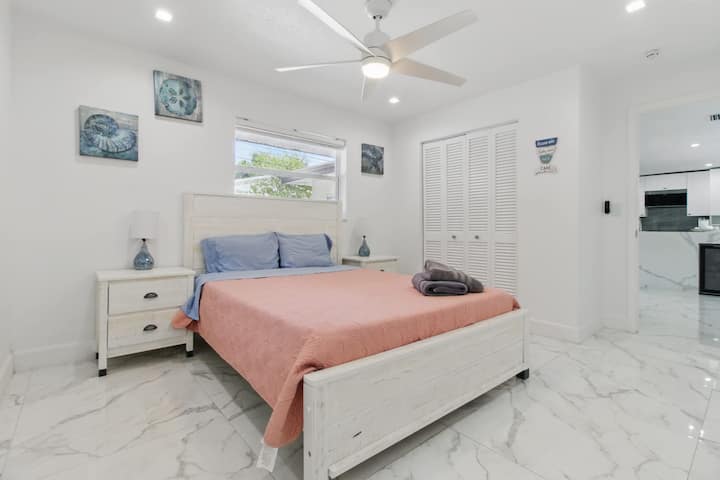 Заспијте во удобен брачен кревет (широк 150 – 179 см) со мека постелнина и меки перници за ваша удобност. Без разлика дали се сместувате по денот исполнет со авантури или уживате во мрзливо утро, овој мирен простор за спиење е дизајниран да ви помогне да се опуштите. 