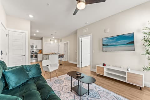 Popular Airbnb listing: King Bed, Pool & Gym, Near Parks, Pets allowed in Meadow Woods