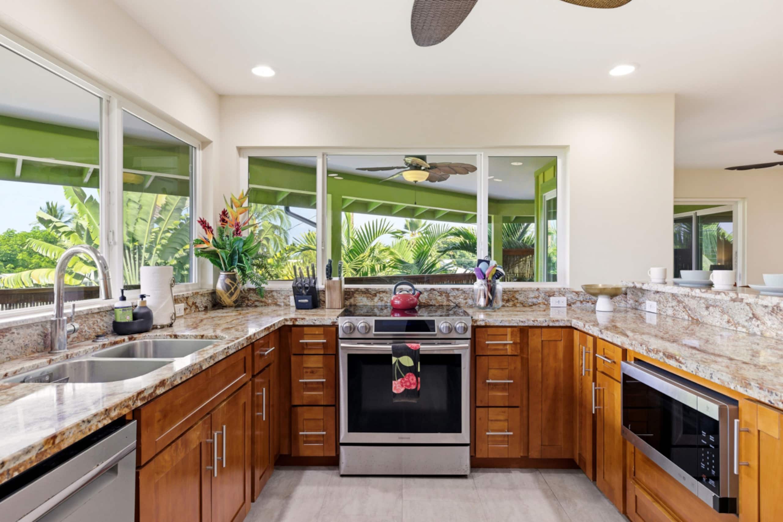 Home in Kailua-Kona · ★5.0 · 4 bedrooms · 7 beds · 3 shared baths - Image 15