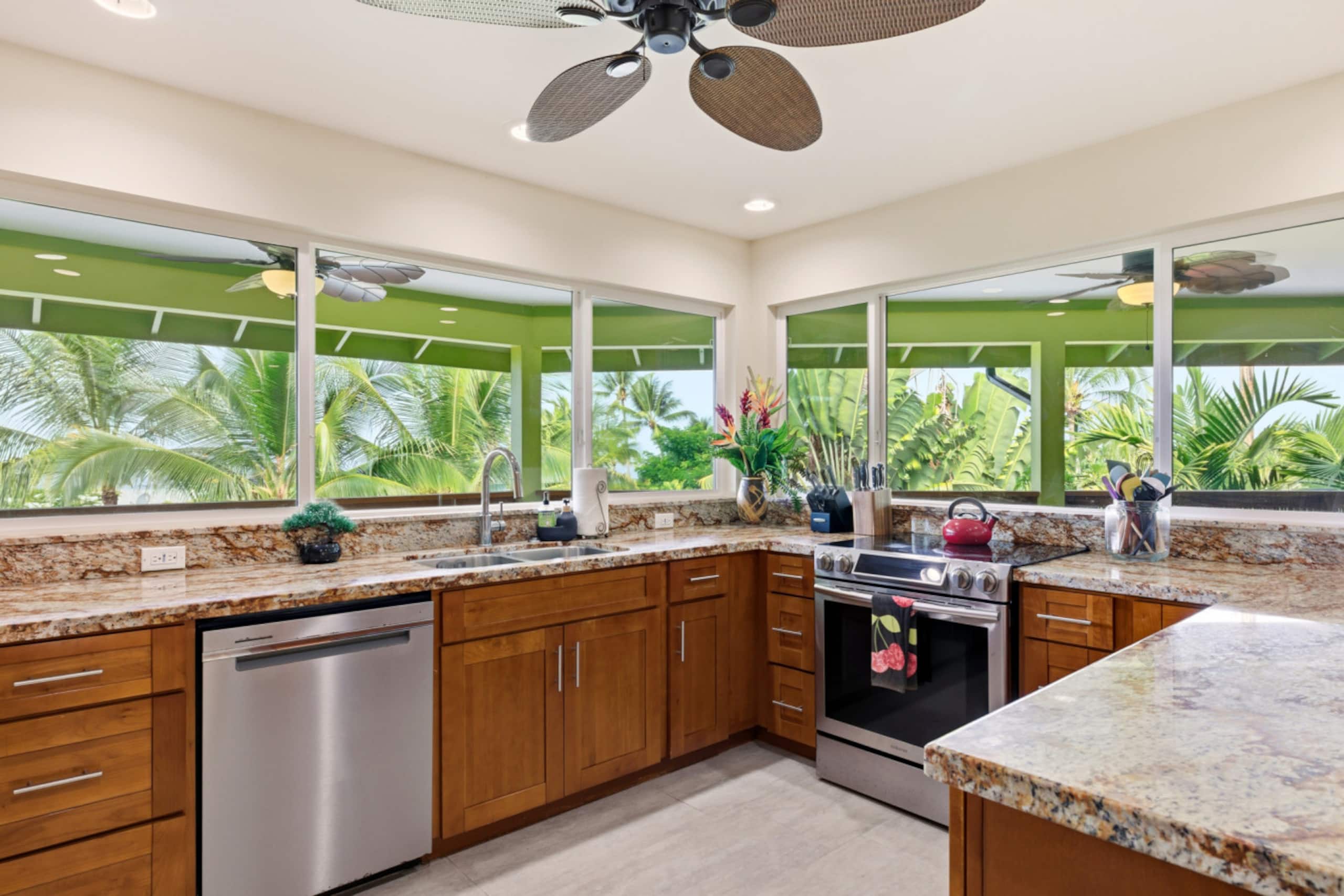 Home in Kailua-Kona · ★5.0 · 4 bedrooms · 7 beds · 3 shared baths - Image 14