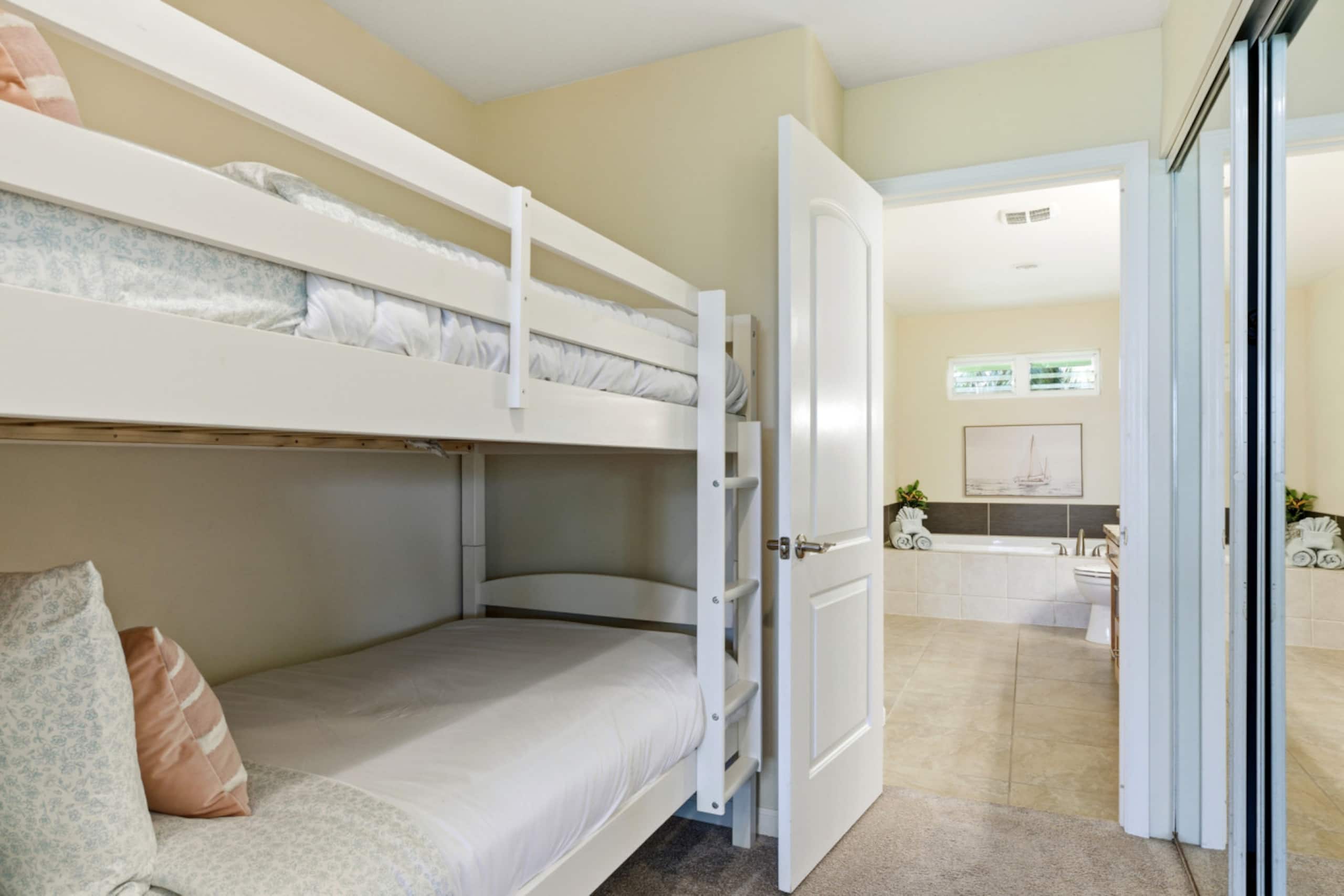 Home in Kailua-Kona · ★5.0 · 4 bedrooms · 7 beds · 3 shared baths - Image 32