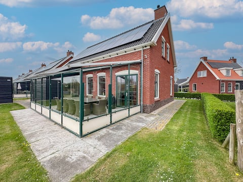 Detached villa with sauna and garden